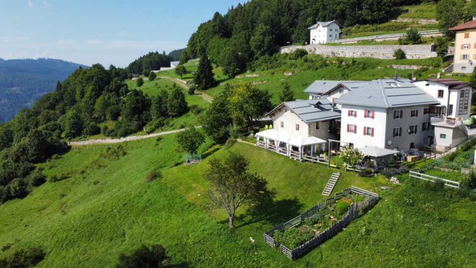 Lusernarhof e il borgo di Luserna tra le montagne