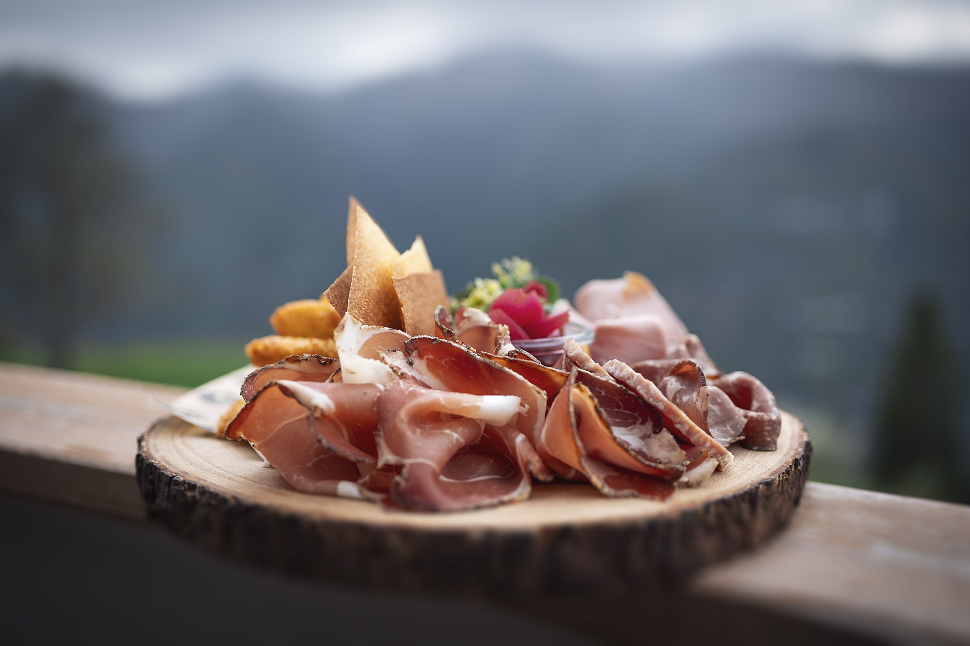 Specialità del Lusernarhof con vista sull'Alpe Cimbra